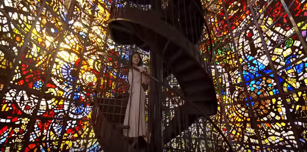 エクスペリアcmステンドグラスの場所はどこ 幻想的な雰囲気のらせん階段は箱根に実在している 日々の出来事に一隅を照らす